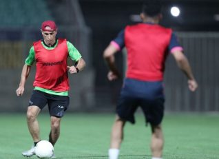 بازگشت بازیکنان پرسپولیس به تمرینات با ۱۰ غایب ؛ یحیی گل محمدی، کریم باقری و سیدجلال حسینی پا به توپ شدند