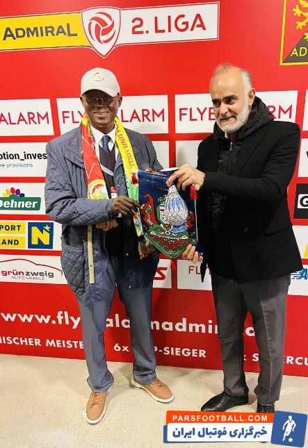 هدیه جالب نبی سرپرست تیم ملی ایران به مدیر سنگال