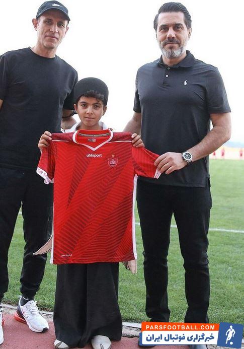 ساسان غیبی هوادار نوجوان و روستایی پرسپولیس میهمان تمرین امروز سرخ ها