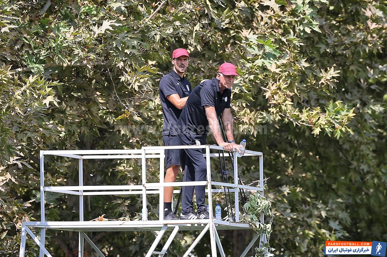 حضور کارلوس کی روش روی سکوهای دیده بانی کمپ برای تماشای تمرین ملی پوشان