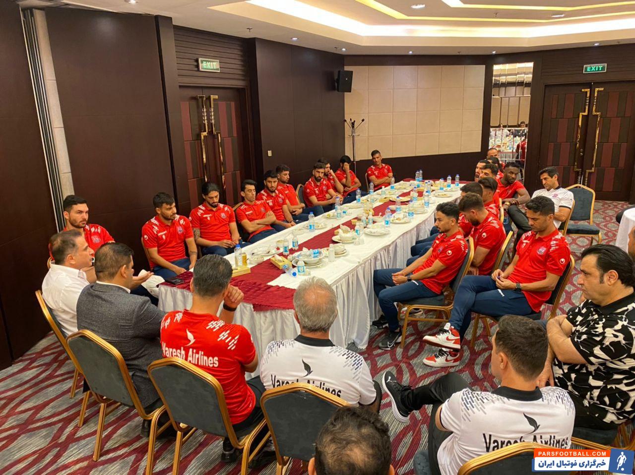 دیدار مالک و مدیرعامل نساجی مازندران با بازیکنان پیش از دیدار با استقلال