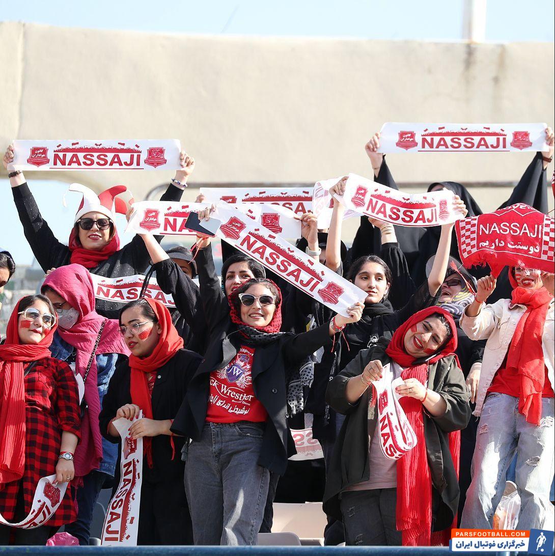 حضور بانوان طرفدار نساجی در ورزشگاه آزادی برای دیدار با استقلال