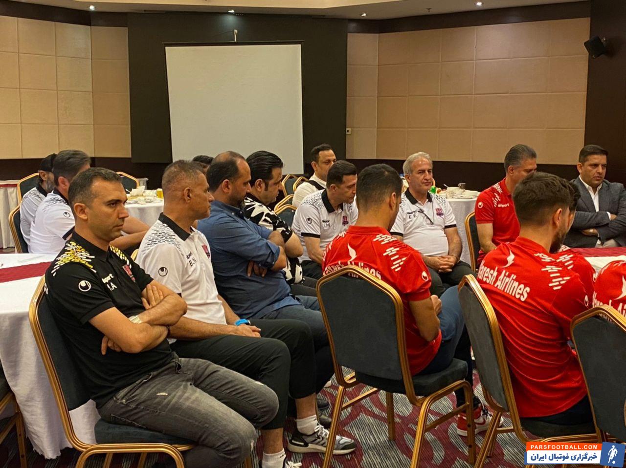 دیدار مالک و مدیرعامل نساجی مازندران با بازیکنان پیش از دیدار با استقلال