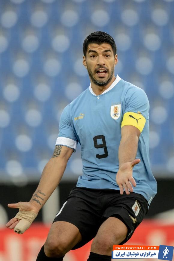 بانداژ دست لوئیز سوارز در دیدار ایران و اروگوئه به دلیل شکستگی انگشتان