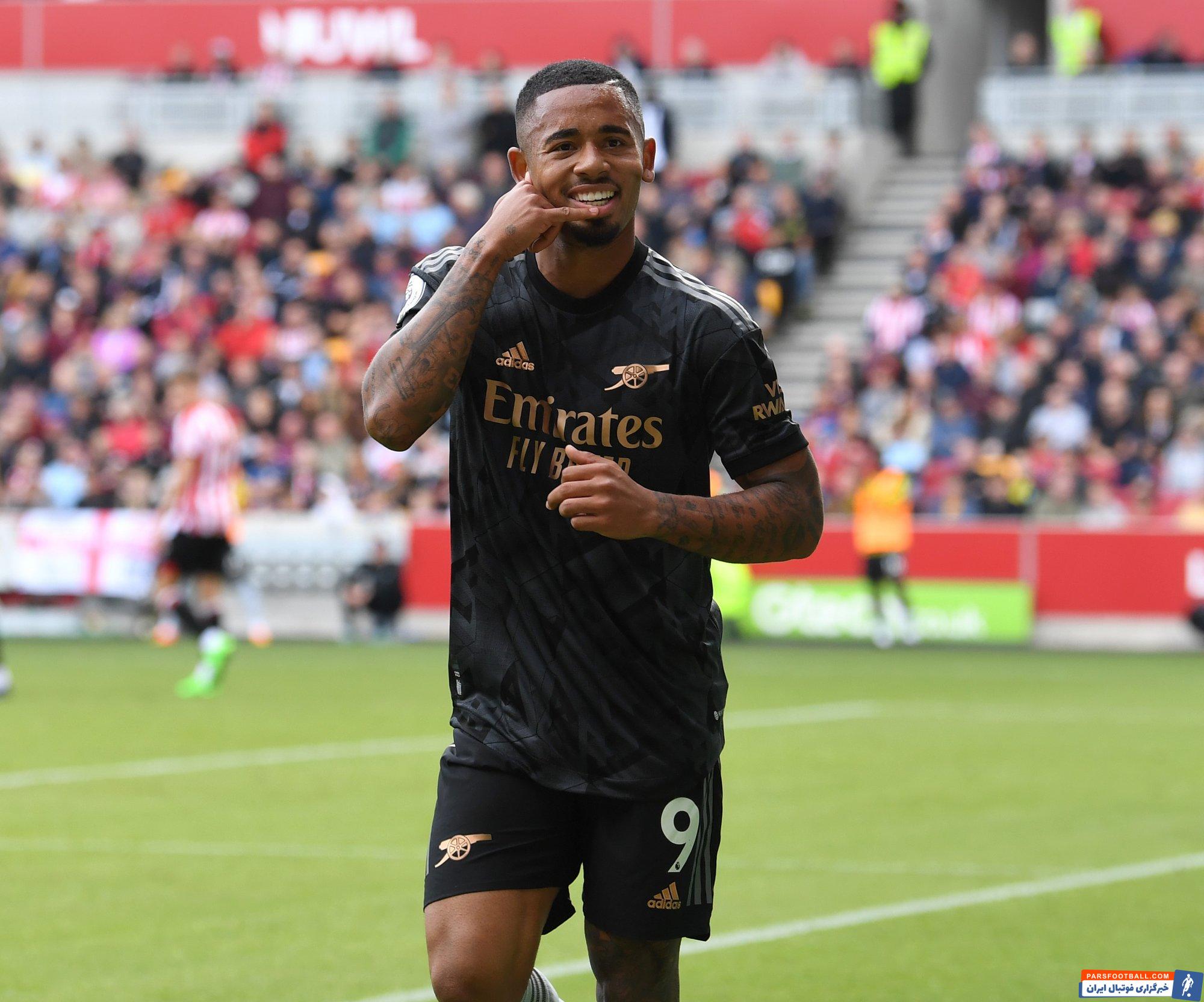 جیسون سودیکیس، بازیگر آمریکایی تماشاگر دیدار آرسنال و برنتفورد