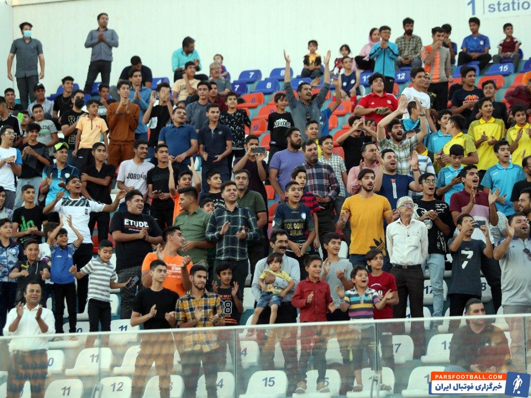 برگزاری تمرین گل گهر سیرجان با حضور تماشاگران مرد و زن