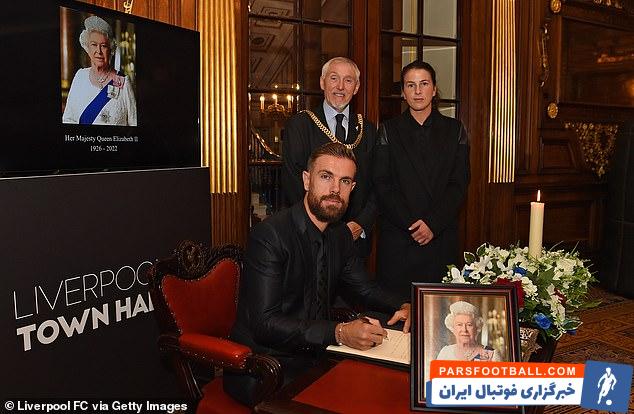 خشم شدید هواداران لیورپول از امضای جوردن هندسون روی دفتر یادبود ملکه انگلیس