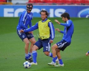 همبازی شدن علی کریمی با رائول گونزالس در شالکه آلمان