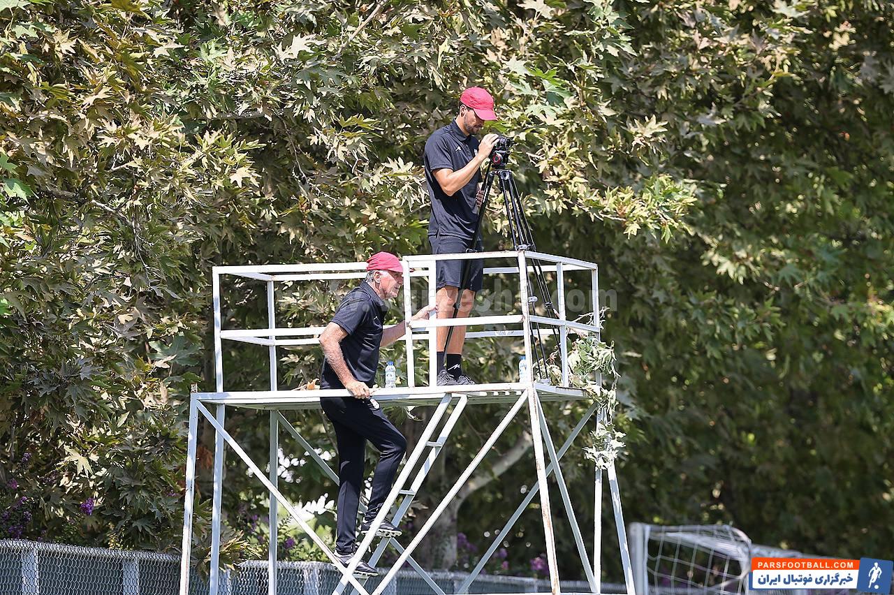 حضور کارلوس کی روش روی سکوهای دیده بانی کمپ برای تماشای تمرین ملی پوشان