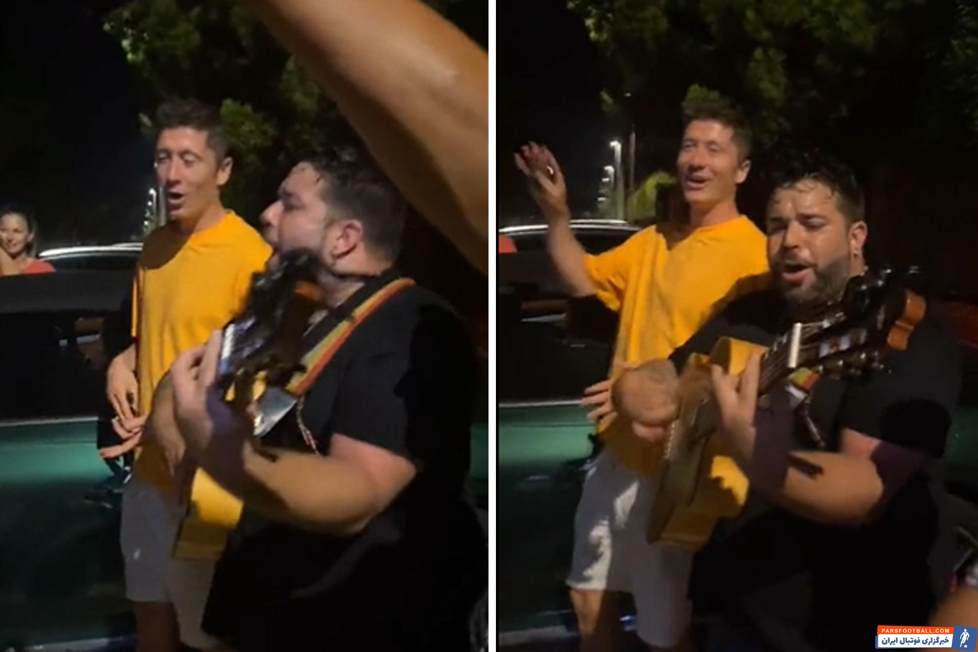 خوانندگی روبرت لواندوفسکی در خیابان های بارسلونا