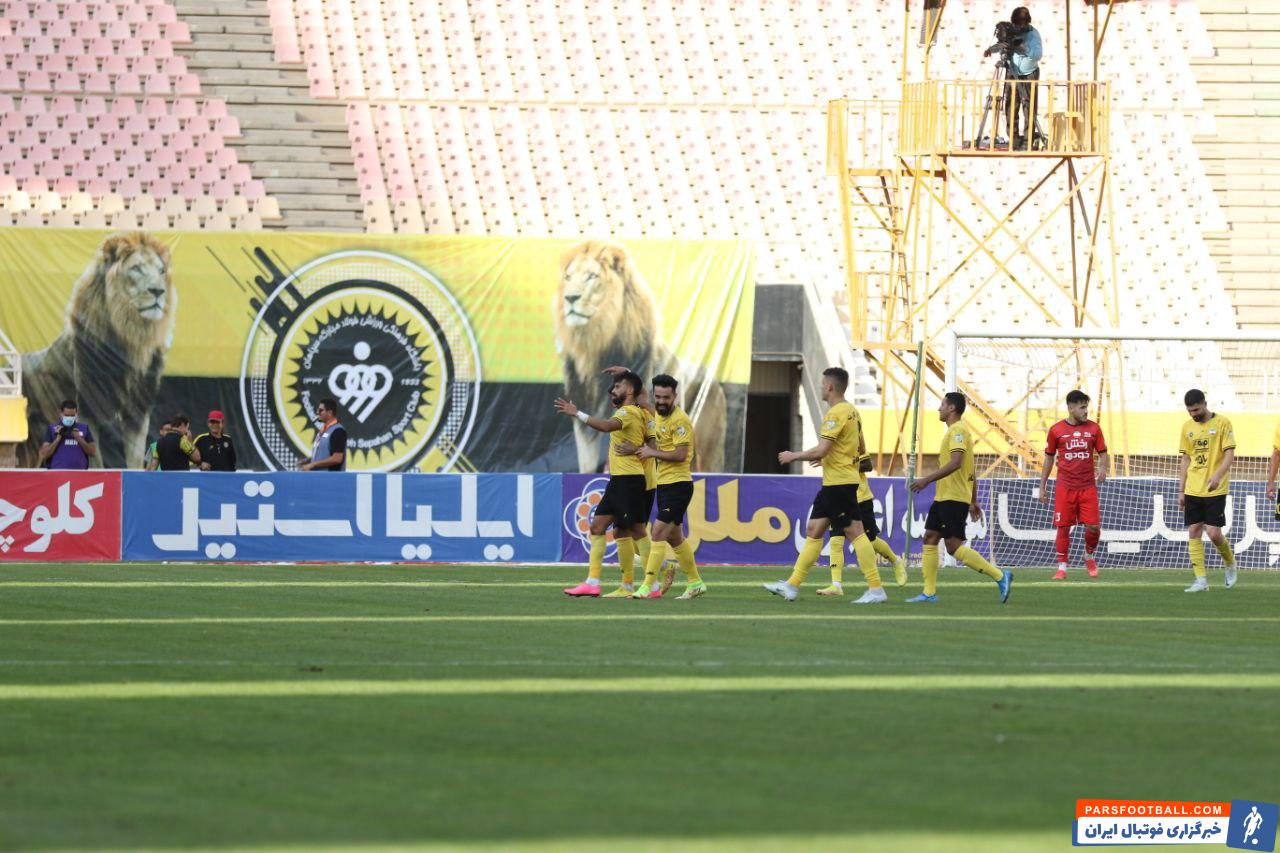 پیروزی پرگل سپاهان در نقش جهان با 4 گل برابر تراکتور