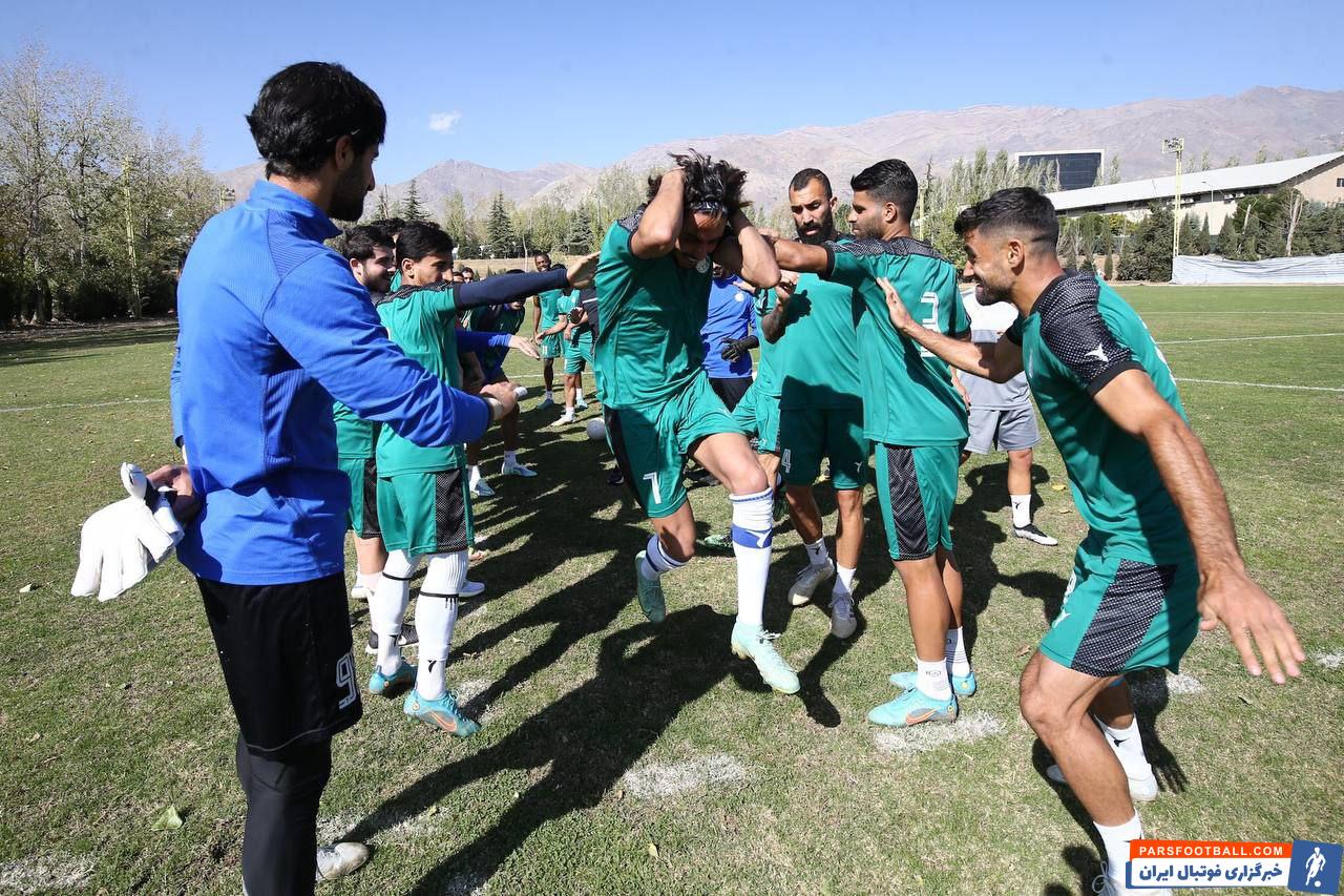 استقبال از سیاوش یزدانی در تمرین استقلال با کتک !