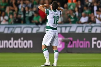 کریم انصاری‌ فرد اولین بازیکنی است که موفق به گلزنی به منچستریونایتد شد