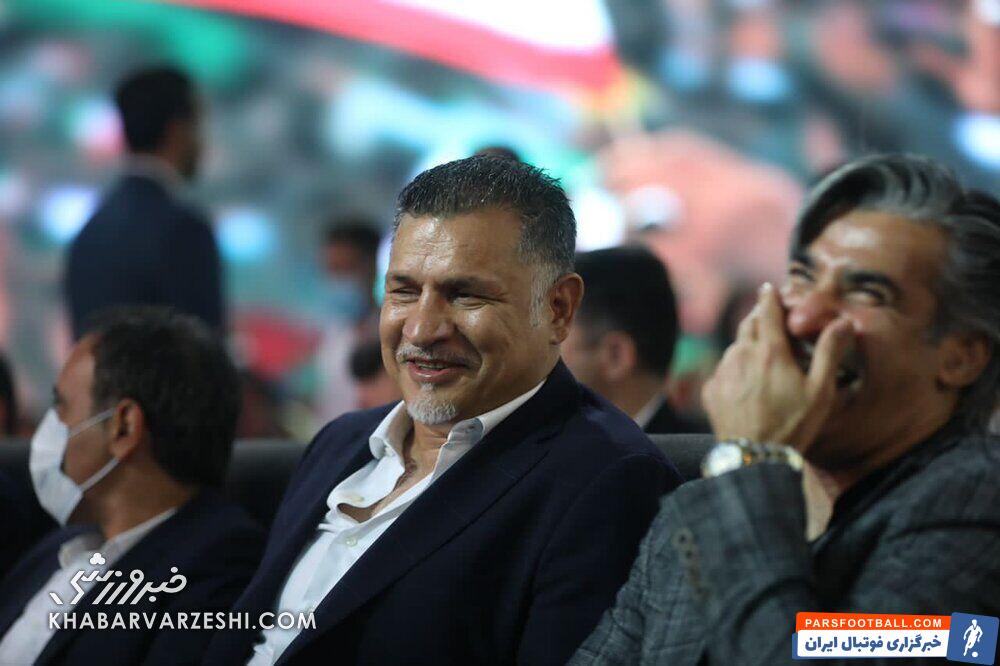 میزبانی علی دایی از یک کودک پروانه ای در دفتر کارش