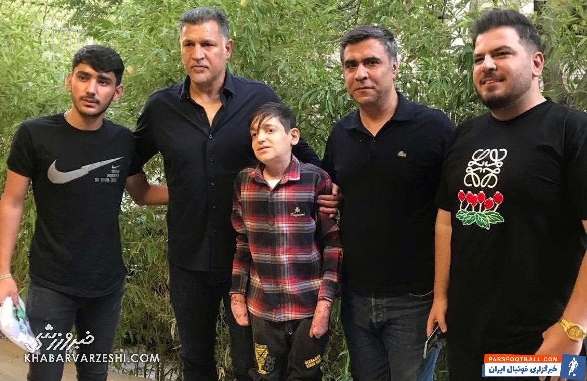 میزبانی علی دایی از یک کودک پروانه ای در دفتر کارش