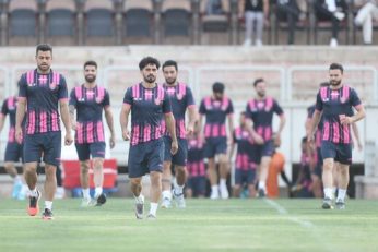 ادای احترام بازیکنان پرسپولیس به درگذشتگان تاریخ باشگاه