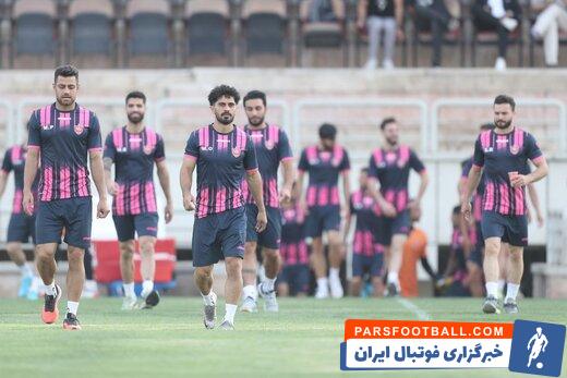 ادای احترام بازیکنان پرسپولیس به درگذشتگان تاریخ باشگاه
