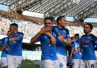 صعود مقتدرانه ناپولی با گلباران آژاکس در خانه