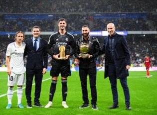 رونمایی از توپ طلای کریم بنزما در برنابئو با حضور زیدان و کاسیاس