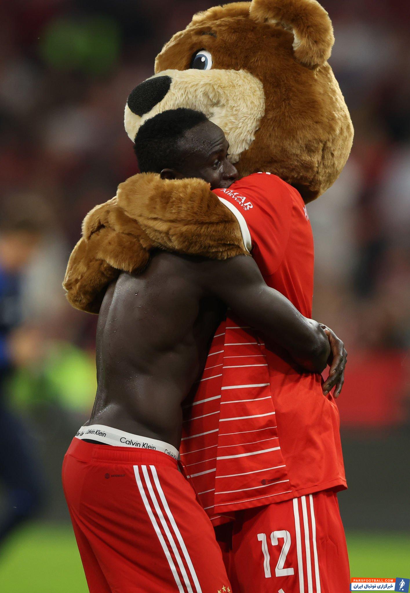 برنی ، عروسک باشگاه بایرن مونیخ دوست صمیمی سادیو مانه