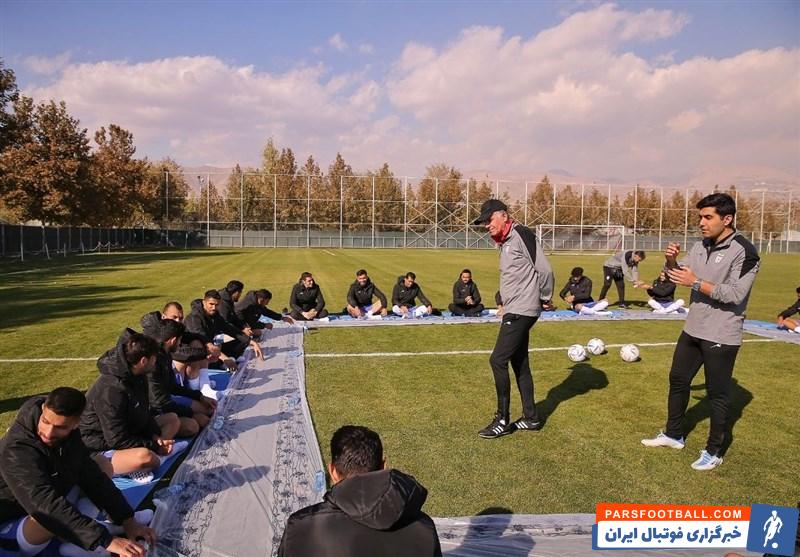 صرف ناهار بازیکنان تیم ملی فوتبال در چمن کمپ تیمهای ملی