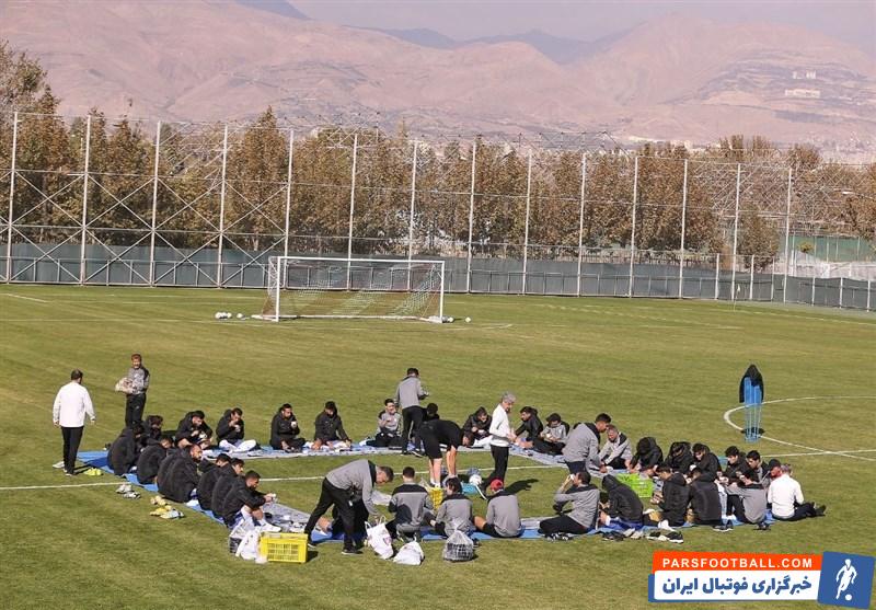 صرف ناهار بازیکنان تیم ملی فوتبال در چمن کمپ تیمهای ملی