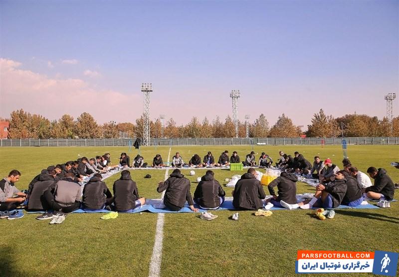 صرف ناهار بازیکنان تیم ملی فوتبال در چمن کمپ تیمهای ملی