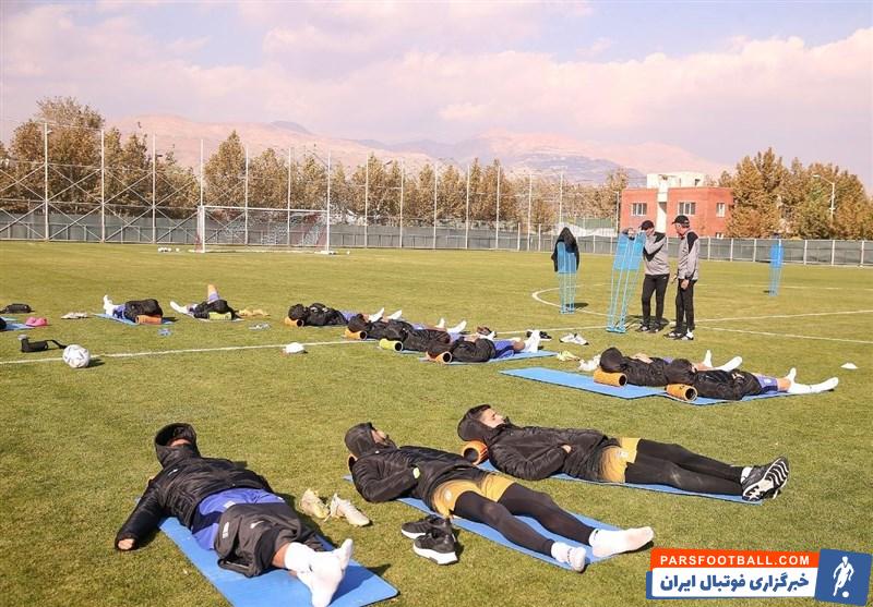 صرف ناهار بازیکنان تیم ملی فوتبال در چمن کمپ تیمهای ملی