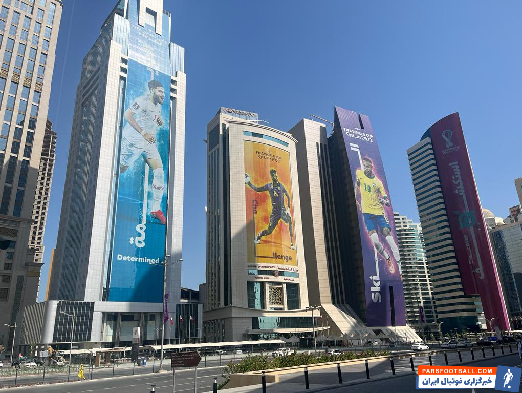 جام جهانی ؛ طراحی پوستر علیرضا جهانبخش بر روی ساختمانی در دوحه