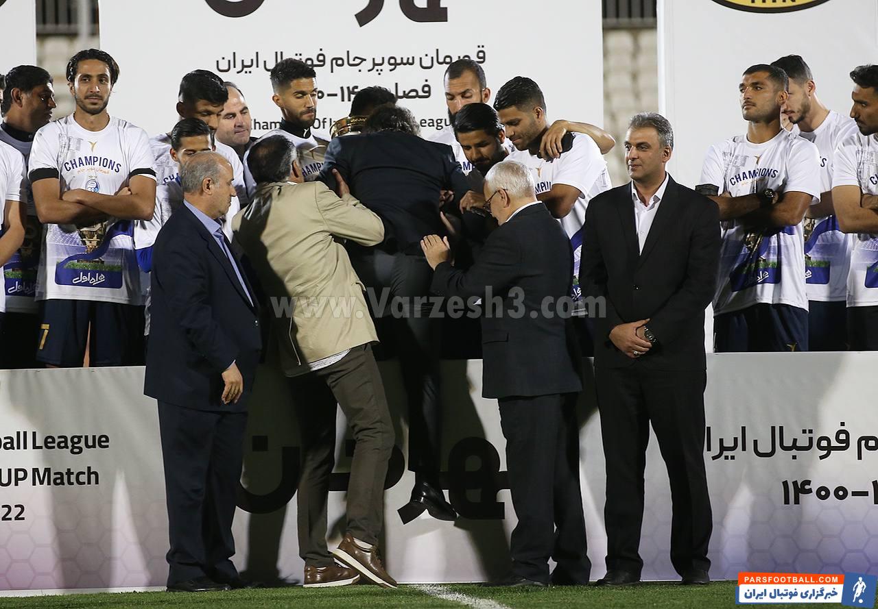 روش عجیب بالا رفتن ریکاردو ساپینتو روی سکوی قهرمانی استقلال