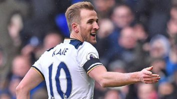 جشن و پایکوبی هری کین در رختکن تاتنهام پس از پیروزی دشوار برابر مارسی