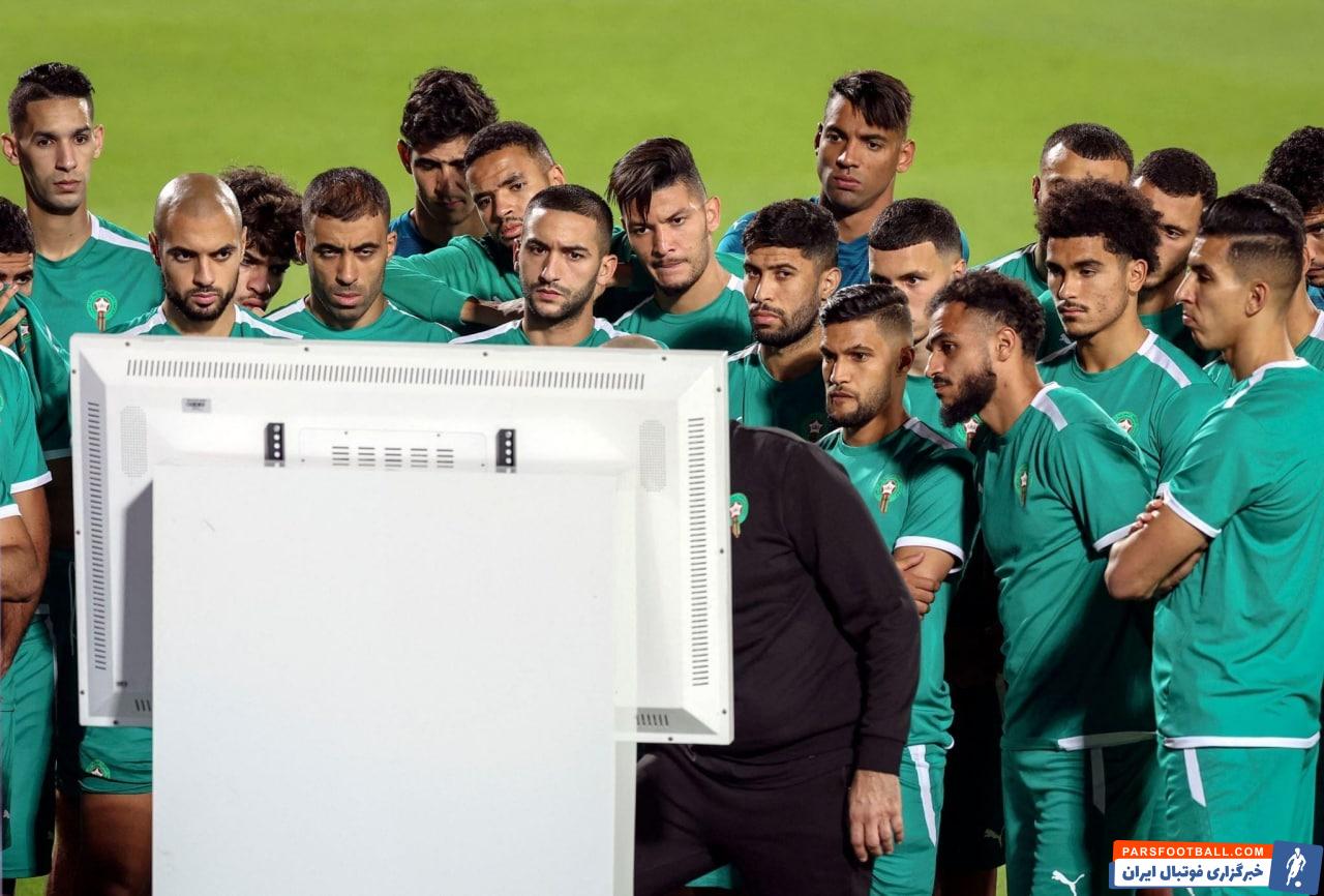 دستورات تاکتیکی رکراکی به بازیکنان تیم ملی مراکش روی مانیتور 50 اینچی