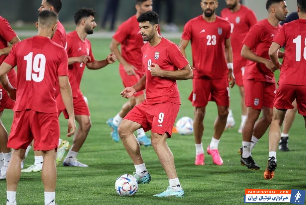 صحبت های در گوشی کارلوس کی روش با مهدی طارمی در حاشیه تمرین امروز