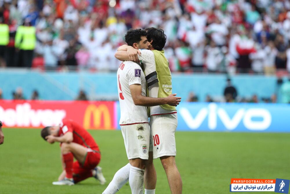 آغوش صمیمانه سردار آزمون با مهدی طارمی پس از پیروزی تیم ملی مقابل ولز