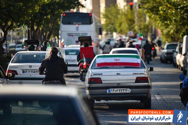 بدرقه خودرویی بازیکنان تیم ملی و کارلوس کی روش توسط هواداران تهرانی