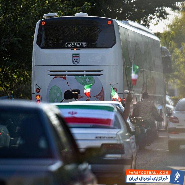 بدرقه خودرویی بازیکنان تیم ملی و کارلوس کی روش توسط هواداران تهرانی