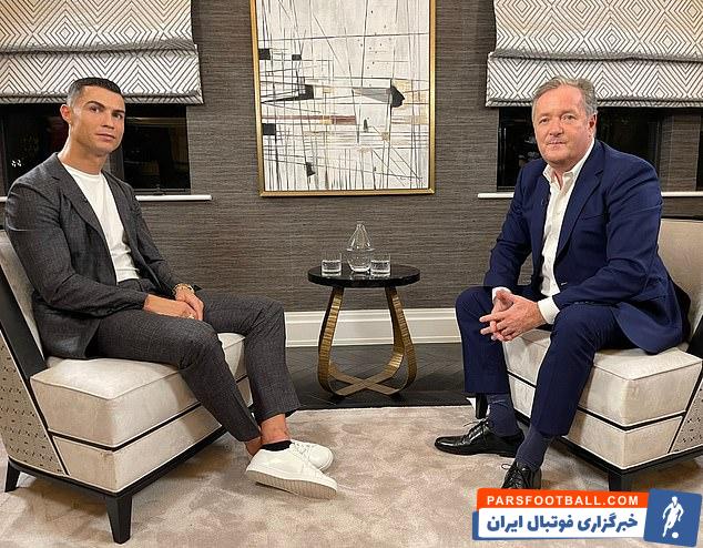 برداشتن پوستر کریستیانو رونالدو از مقابل دیوار ورزشگاه اولدترافورد