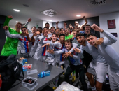 شادی بازیکنان بارسلونا درون رختکن پس از پیروزی برابر اوساسونا با 10 بازیکن