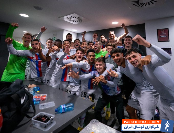 شادی بازیکنان بارسلونا درون رختکن پس از پیروزی برابر اوساسونا با 10 بازیکن