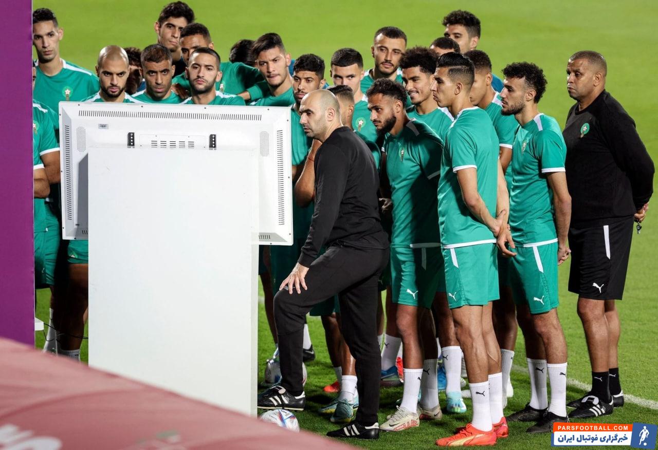 دستورات تاکتیکی رکراکی به بازیکنان تیم ملی مراکش روی مانیتور 50 اینچی