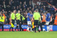 پرت کردن پیراهن الکس ایووبی از سوی هواداران اورتون پس از شکست برابر بورنموث