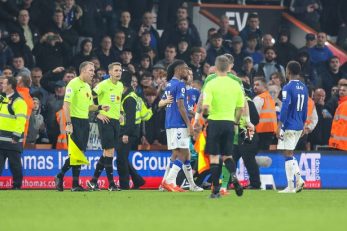 پرت کردن پیراهن الکس ایووبی از سوی هواداران اورتون پس از شکست برابر بورنموث