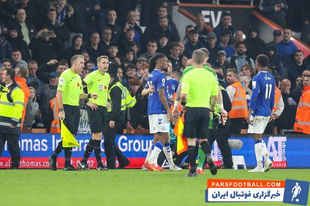 پرت کردن پیراهن الکس ایووبی از سوی هواداران اورتون پس از شکست برابر بورنموث