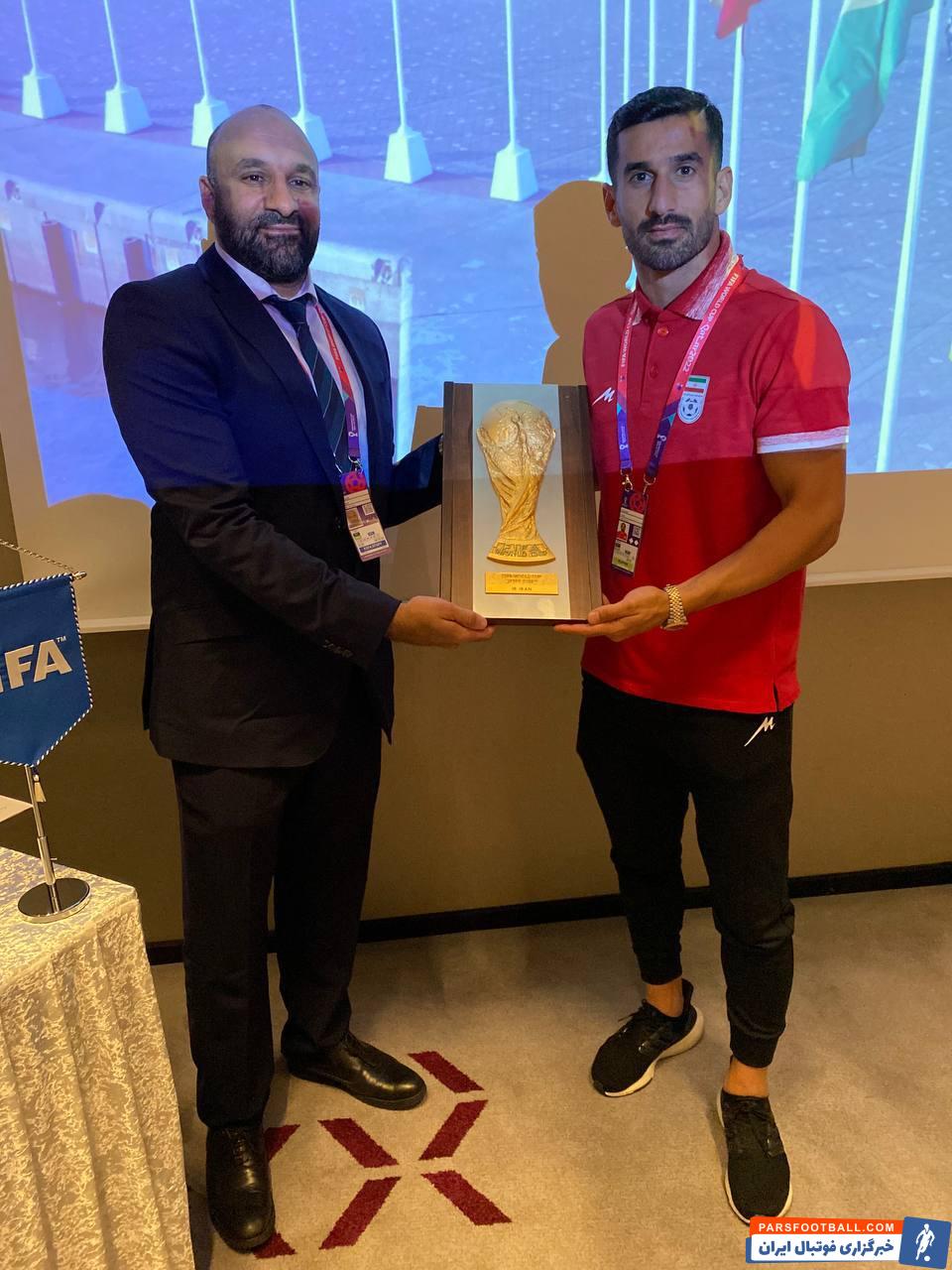 بازیکنان تیم ملی ایران از لحاظ داوری توجیه شدند ؛ اهدای لوح به کاپیتان