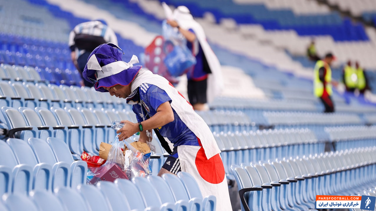ژاپن ؛ هواداران ژاپن درحال تمیز کردن ورزشگاه