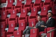 بکام ؛ دوید بکام در حال تعویض لاستیک پنجر ماشینش