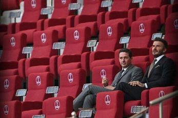 بکام ؛ دوید بکام در حال تعویض لاستیک پنجر ماشینش