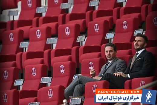 بکام ؛ دوید بکام در حال تعویض لاستیک پنجر ماشینش