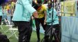 دستگیری جیمی جامپ دیدار تیم ملی برزیل و کامرون پیش از ورود به زمین
