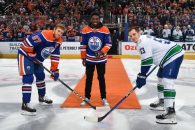 تقدیر از آلفونسو دیویس در کانادا در یک دیدار هاکی روی یخ